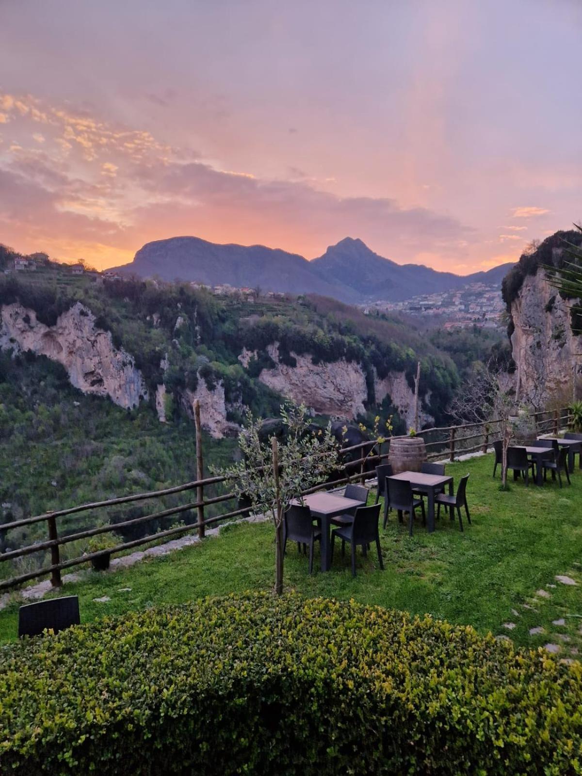 Agriturismo Orrido Di Pino Аджерола Экстерьер фото